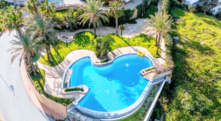 Vacation home with heated pool, terrace & BBQ — photo 4
