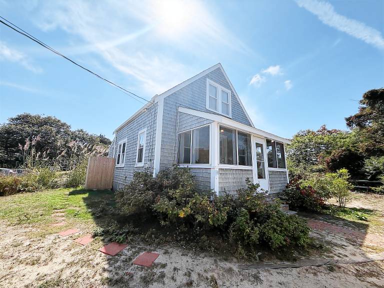 Charming Brewster beach cottage steps from the bay, sunsets, and local favorites. in Massa