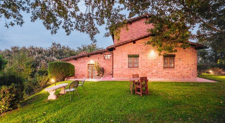 Serviced apartment with yard, pool & BBQ — photo 5