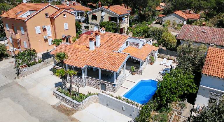 Villa with pool — photo 5