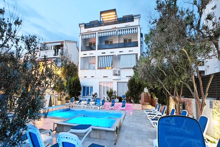 Apartment with pool in Novalja