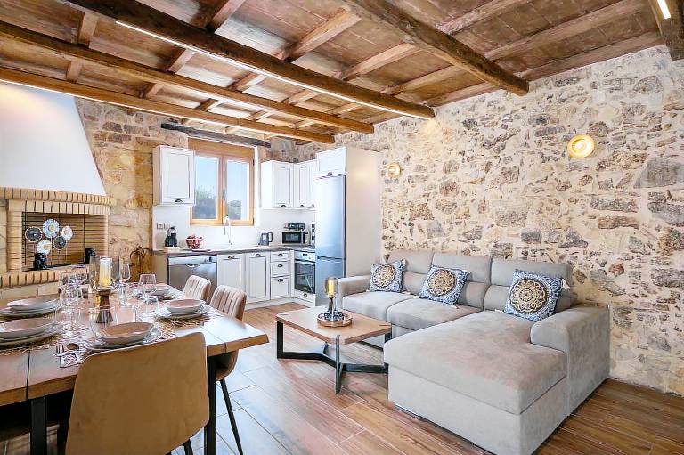 Stella s Traditional House Near the City