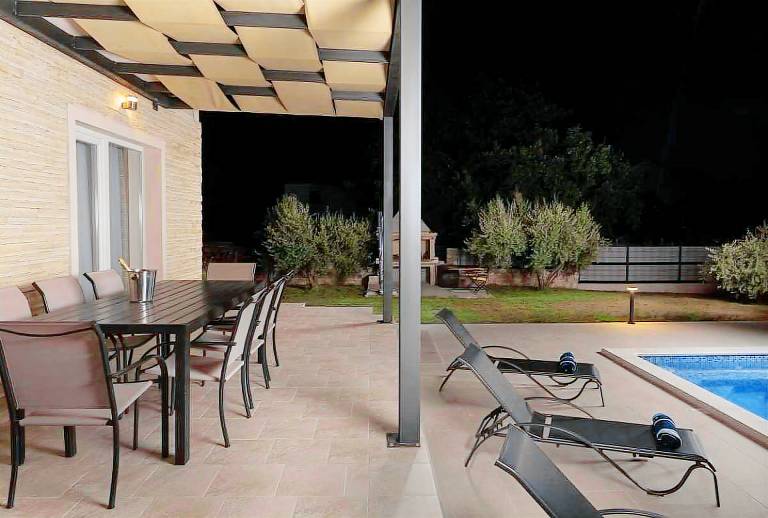 Family-oriented villa with pool & grill | Pool view | Pets are welcome — photo 3