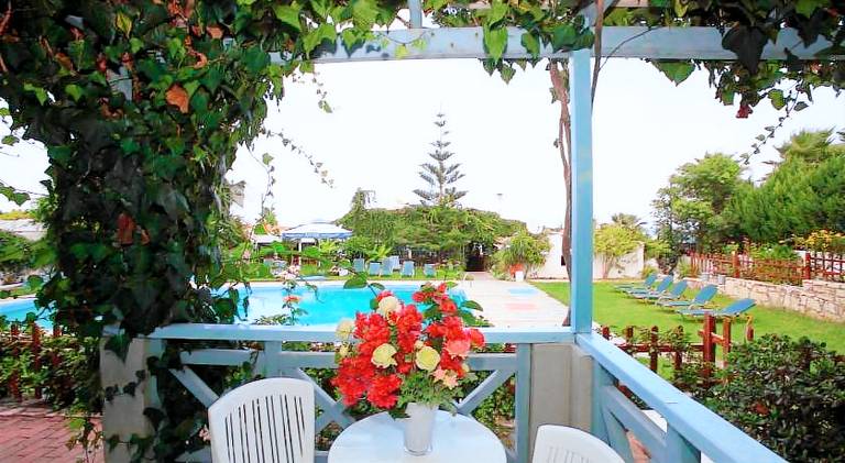Serviced apartment with pool, garden & patio | Beach nearby | Perfect for remote work | Pets are welcome — photo 4
