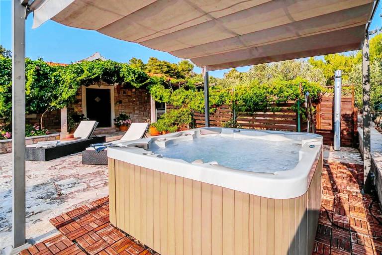 Holiday House Robinson- beachfront jewel with a jacuzzi by MyWaycation — photo 3