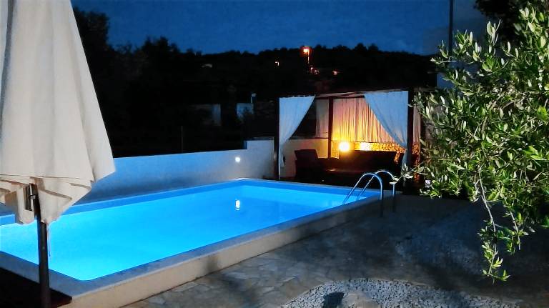 Apartment with private pool, garden & terrace — photo 4