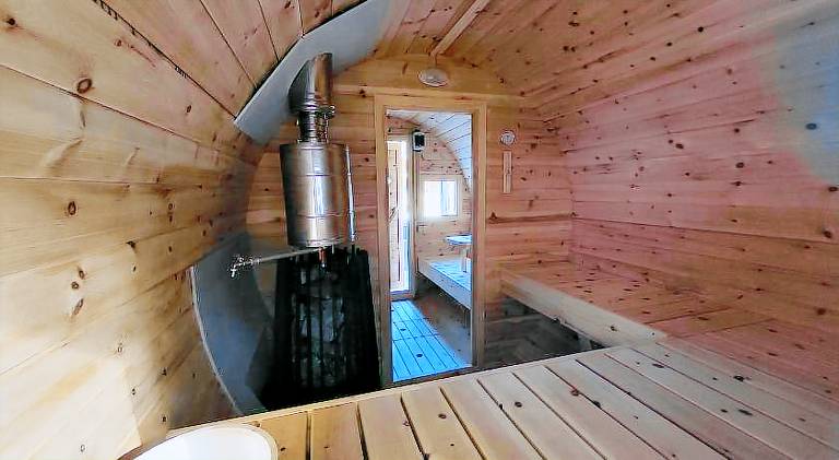 Lovely serviced apartment with yard, patio & hot tub | Pets are welcome — photo 3