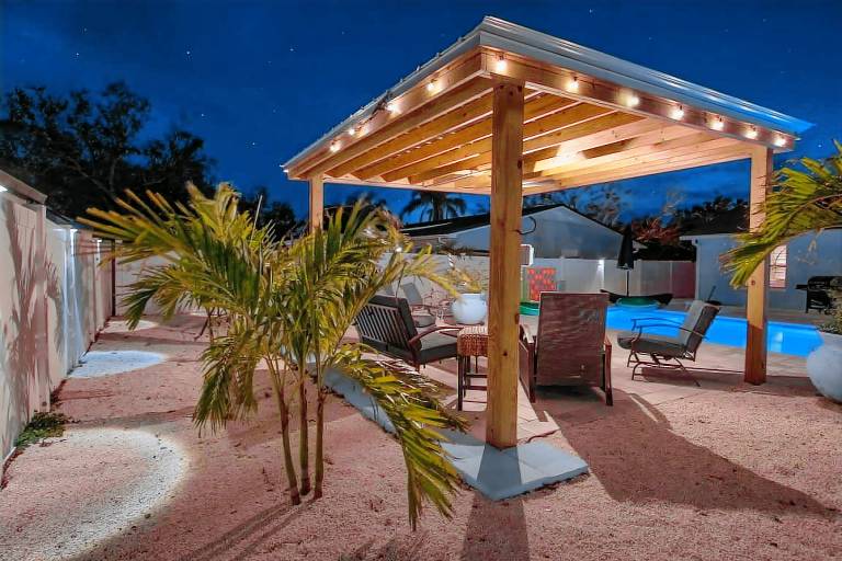 Vacation home with hot tub, garden & private pool | Garden view — photo 4