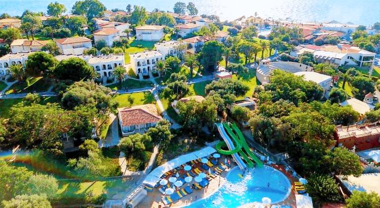 Vacation home with patio, garden & pool in Seferihisar