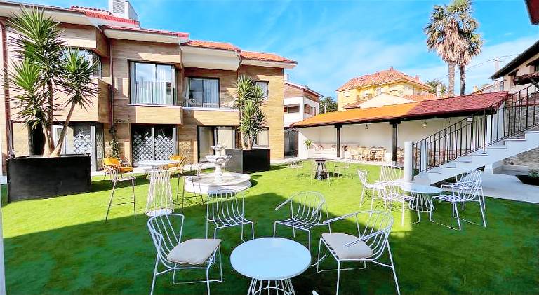 Holiday apartment with hot tub, patio & yard — photo 3