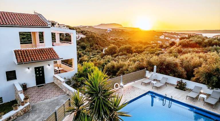 Charming villa with terrace, private pool & garden | Suitable for remote work | Dogs allowed — photo 2