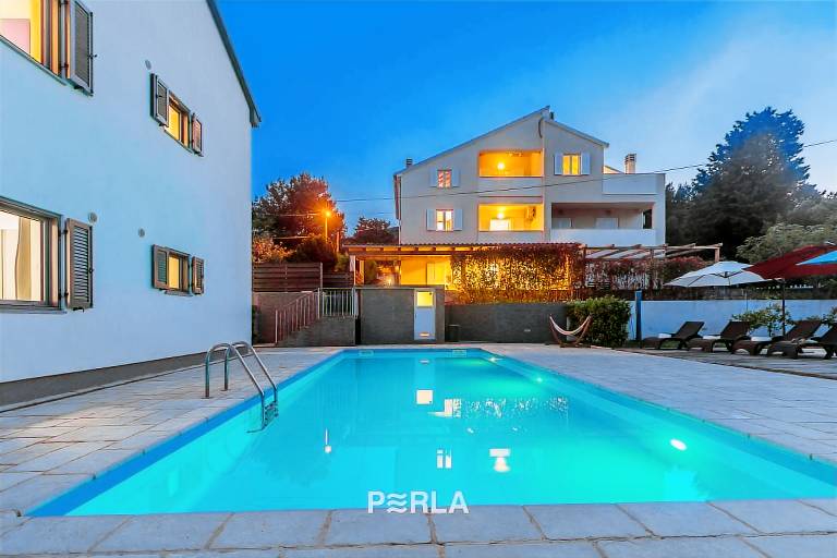 Fully equipped holiday apartment with grill, yard & private pool | Pet-friendly — photo 3