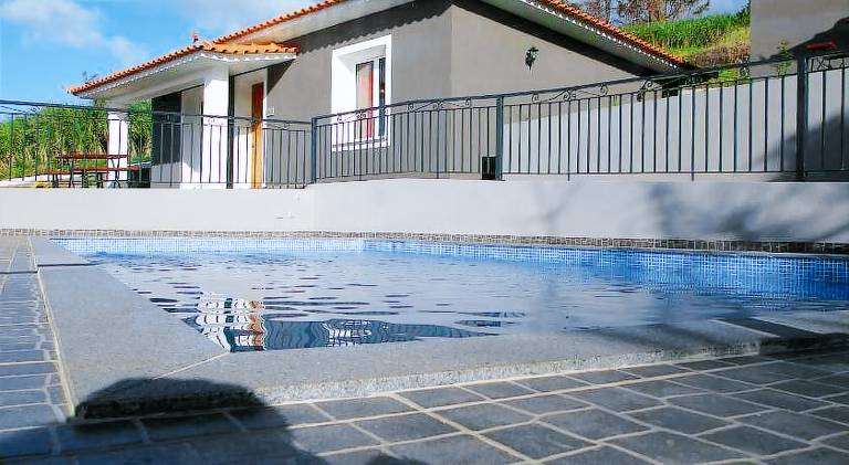 Lovely vacation home with yard, barbecue & pool | Pet-friendly — photo 5