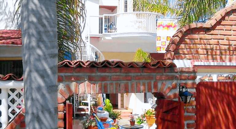 Welcome to Casa Viva Mexico 3-bedrooms 2-bathroms 6-Guests close to Shoping Center & Beach in Tijuana