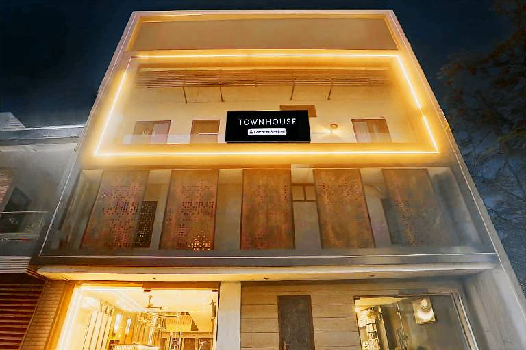 Townhouse by OYO Haibowal Chowk Near DMC