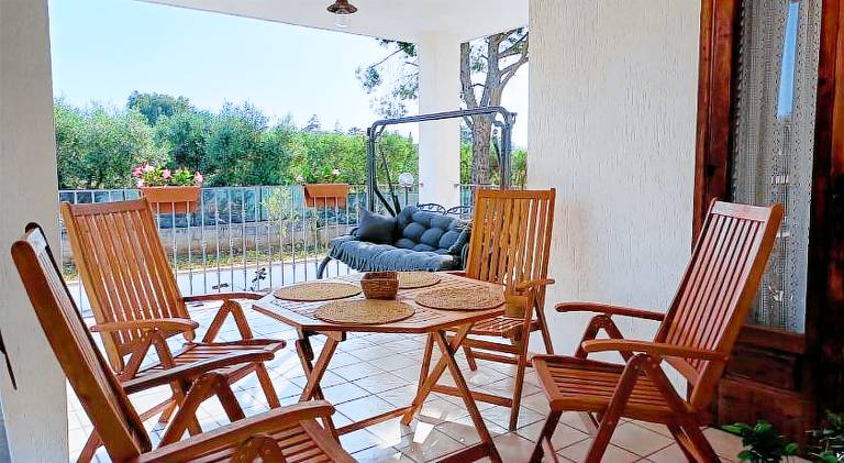 Vacation home with yard — photo 2