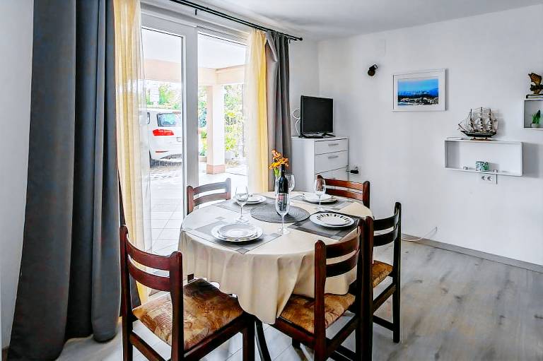 Holiday apartment with barbeque, patio & garden — photo 5