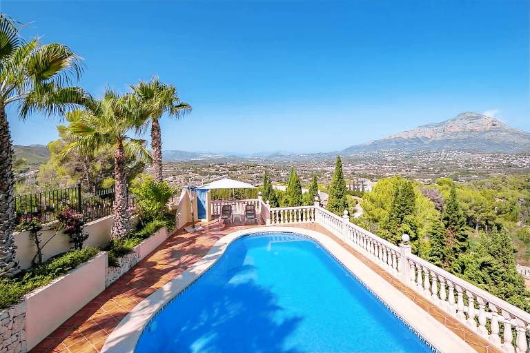 Beautiful villa with private pool, grill & patio | Pet-friendly in Alicante