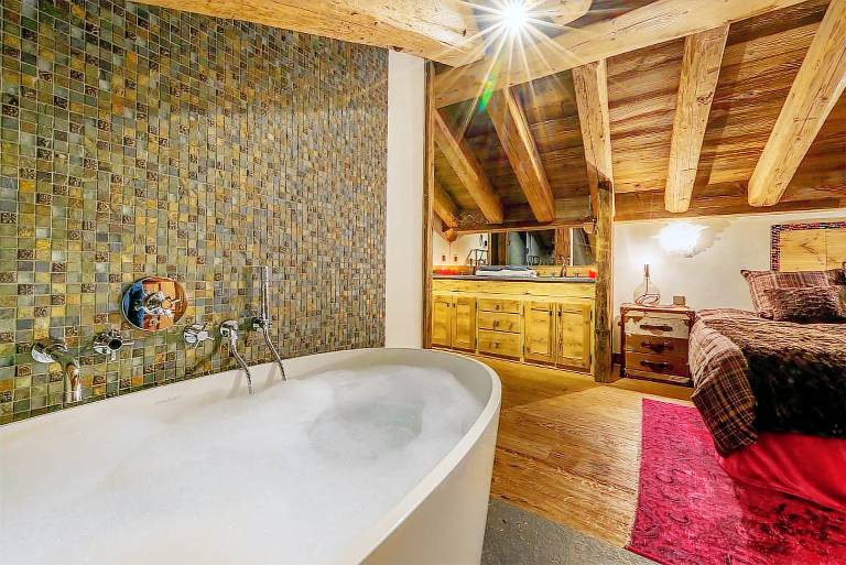 Family-friendly lovely chalet with patio, sauna & jacuzzi | Pets allowed — photo 4