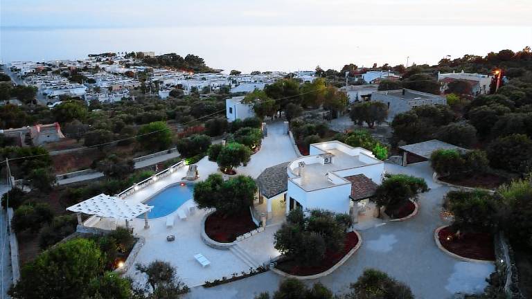 Villa with BBQ, hot tub & garden | Beach view — photo 3