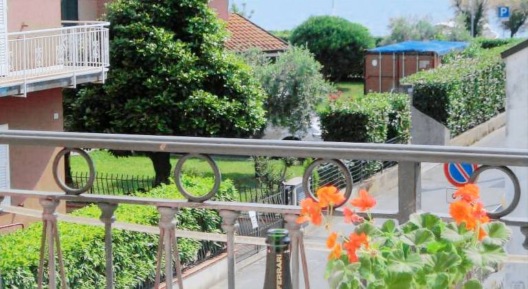 Wonderful serviced apartment with yard & patio | Pets are welcome — photo 3
