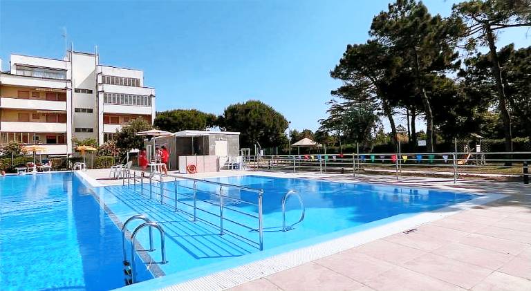 Apartment with pool — photo 3