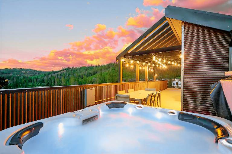 Downtown WP Loft 49 I Rooftop Hot Tub & Lounge I Great Views I Discounted Attractions in Winter Park, CO