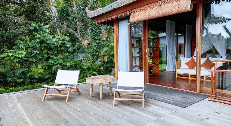 Villa with pool — photo 4
