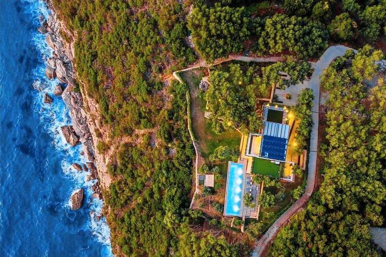 Family-oriented charming villa with private pool, jacuzzi & garden | Panoramic view | Pet-friendly — photo 4