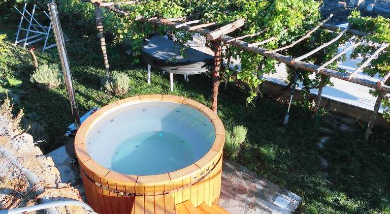 Beautiful farm with yard, terrace & hot tub | Dogs allowed — photo 5