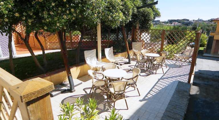 Serviced apartment with pool, barbeque & yard — photo 4