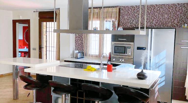 Fully equipped house with barbeque, terrace & yard | Perfect for remote work | Pets allowed — photo 3