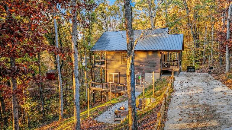 Family-friendly charming cabin with pool, hot tub & barbeque | Mountain view | Pet-friendly — photo 2
