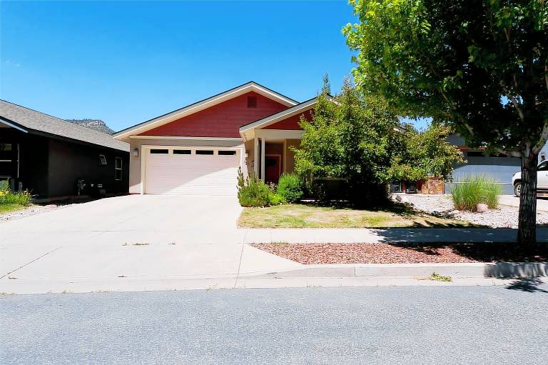 Modern Home 2 Miles from Downtown DGO - Pet Friendly - Fenced Yard (30 Day) — photo 3