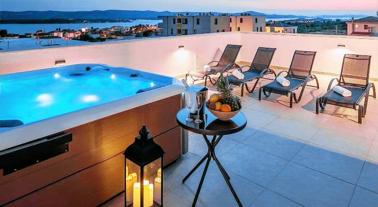 Holiday apartment with patio, grill & yard — photo 3