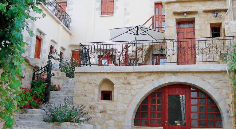 Serviced apartment with patio & yard | Dogs allowed — photo 5
