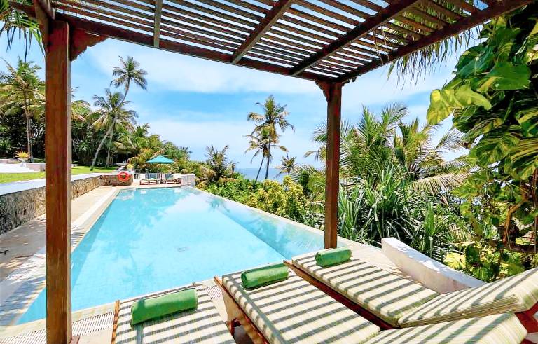Pointe Sud clifftop villa ocean views beach fron