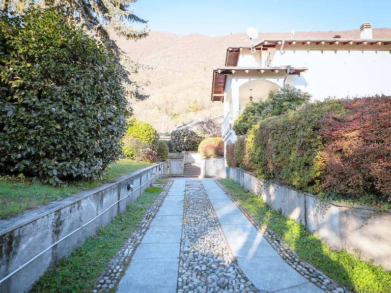 Rental apartment with yard & terrace — photo 2