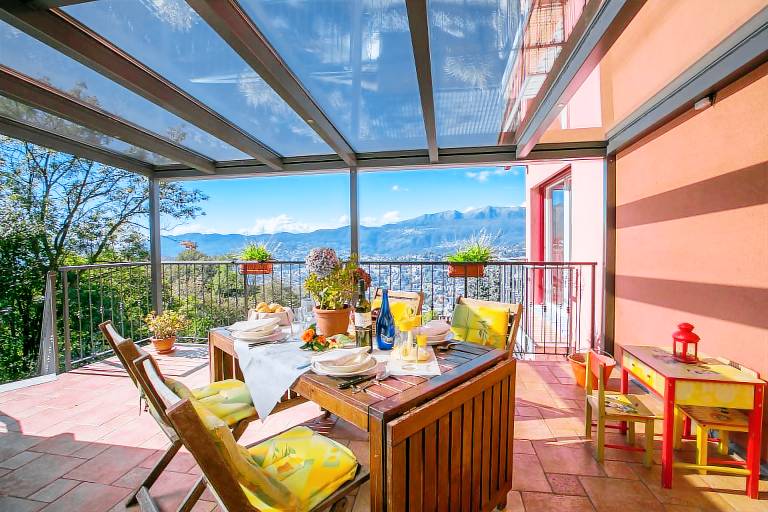Holiday apartment with yard & patio | Mountain view — photo 2