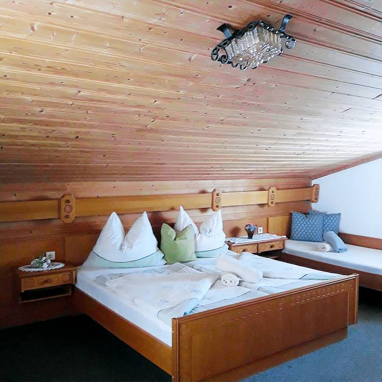 Dreibettzimmer Dusche WC