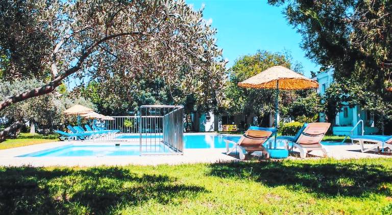 Serviced apartment with yard, pool & patio — photo 4