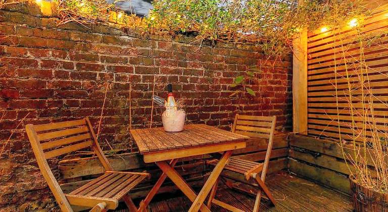 Stylish Coastal Retreat with Hot Tub & Log Burner in Margate — photo 4