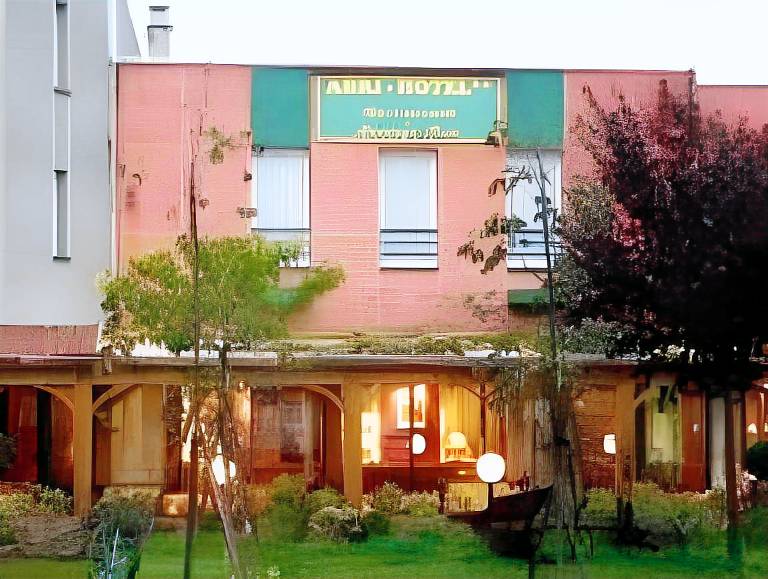 Logis Hotel Restaurant L'Abri in Le Puy-en-Velay