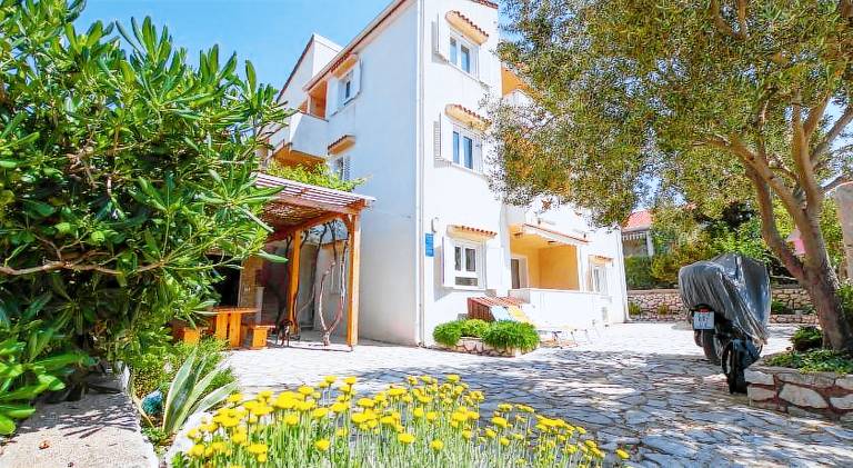 Apartment with yard, terrace & grill in Novalja