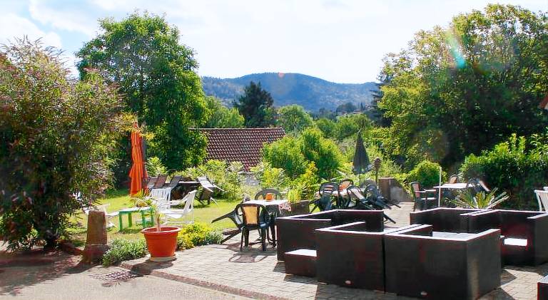 Rental apartment with yard & terrace — photo 3