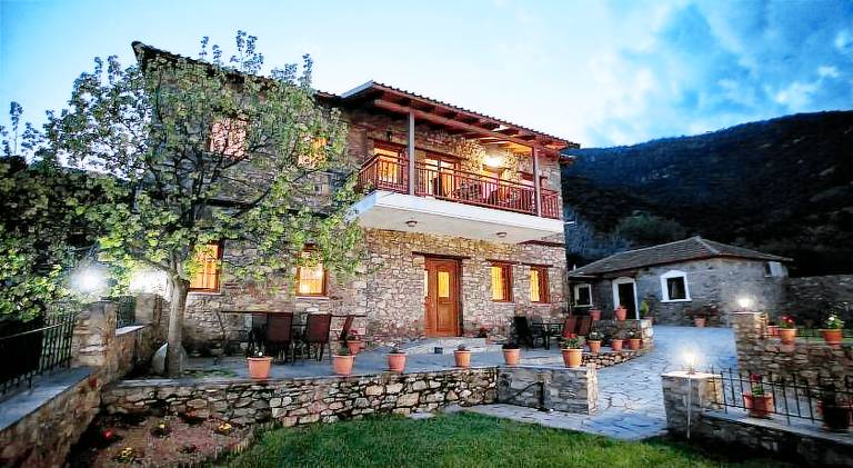 Apartment with terrace, yard & barbecue in Kavala
