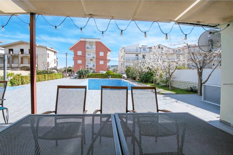 Charming holiday apartment with yard, private pool & patio | Pool view | Beach nearby | Pets allowed — photo 3