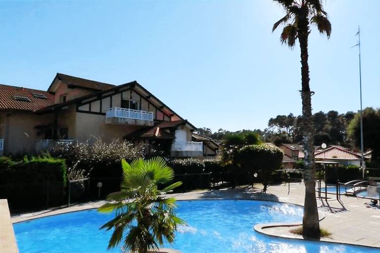 Apartment with terrace, garden & pool — photo 3