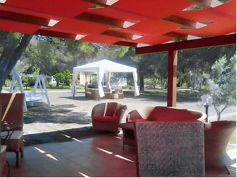 Serviced apartment with yard, patio & BBQ in Cabras