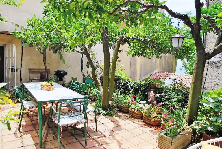 Family-friendly vacation home with grill, garden & terrace | Garden view | Pet-friendly — photo 2